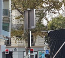 Installation d'un panneau dans la ville de Paris